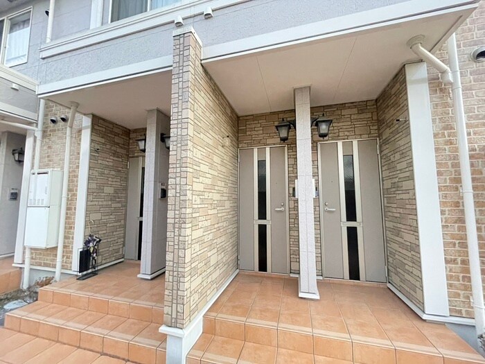 物件外観写真2　(エントランス部分)