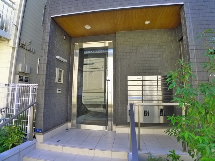 物件外観写真2　(エントランス部分)