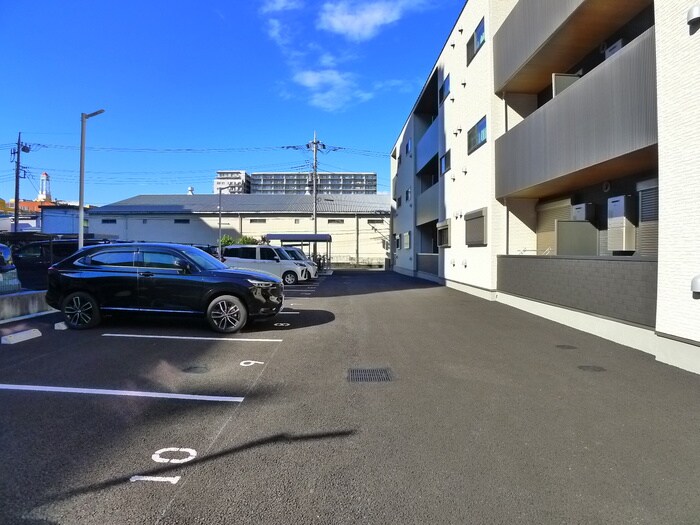 物件外観写真3　(駐車場)
