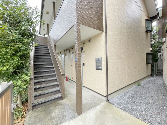 物件外観写真3　(エントランス部分)