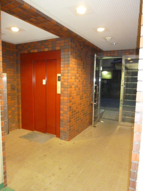 物件外観写真6　(エントランス部分)