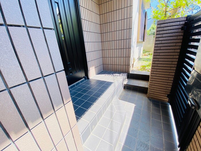 物件外観写真4　(エントランス部分)