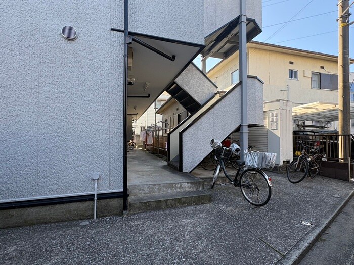 物件外観写真3　(エントランス部分)