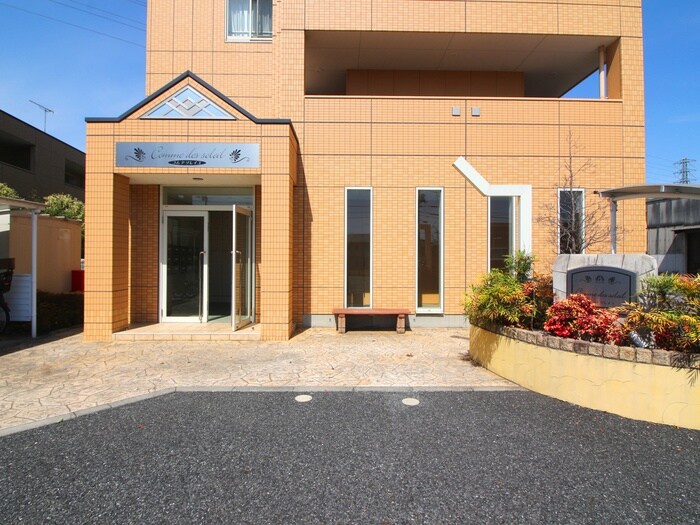 物件外観写真2　(エントランス部分)