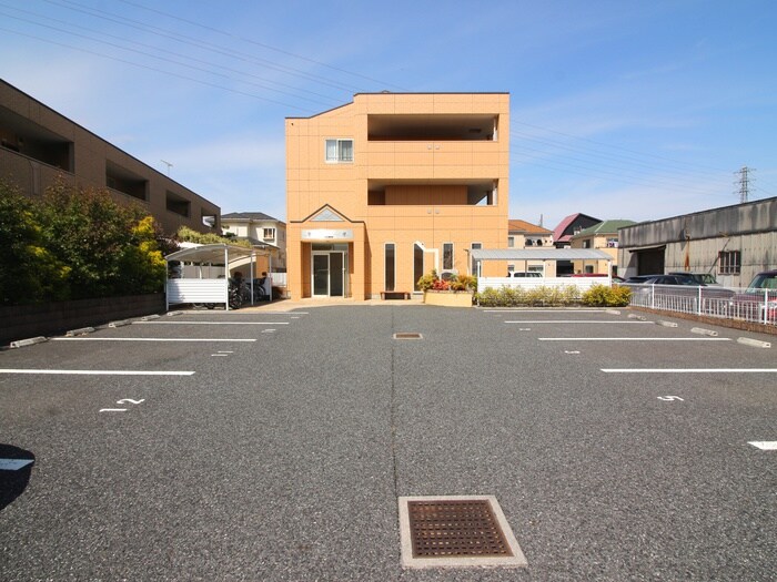 物件外観写真3　(駐車場)