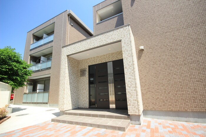 物件外観写真1　(エントランス部分)