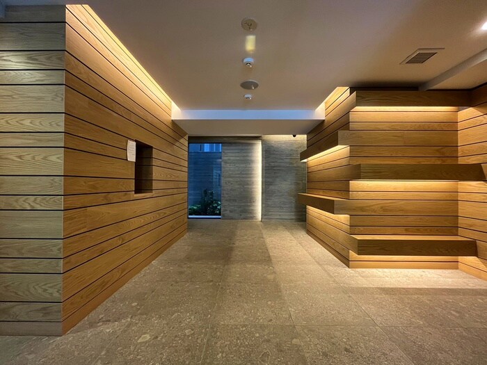 物件外観写真2　(エントランス部分)