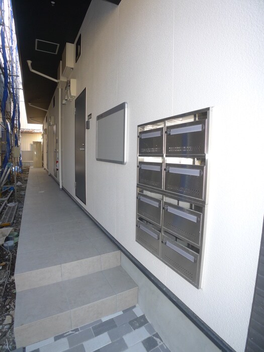 物件外観写真3　(エントランス部分)