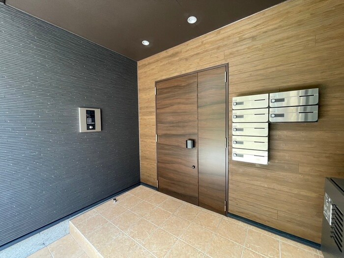 物件外観写真3　(エントランス部分)