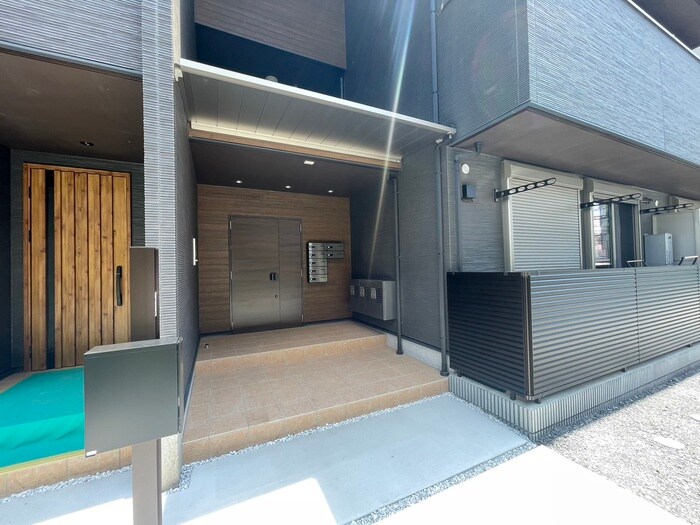 物件外観写真4　(エントランス部分)