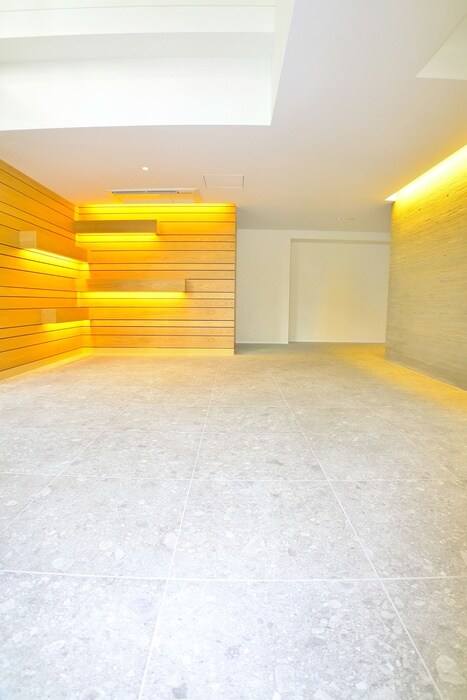 物件外観写真5　(エントランス部分)