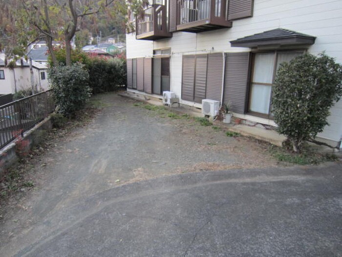 物件外観写真2　(駐車場)