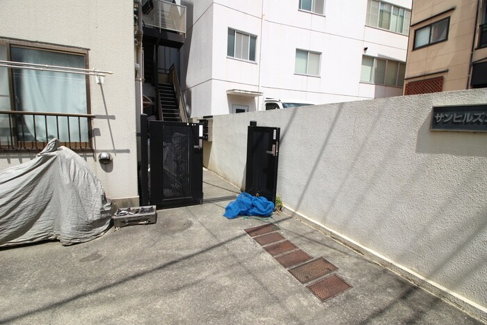 物件外観写真2　(エントランス部分)