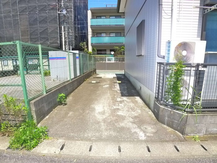 物件外観写真3　(駐車場)