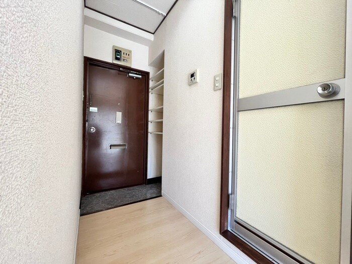 物件内観写真12　(玄関)