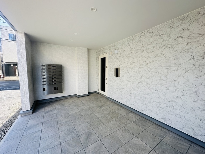 物件外観写真2　(エントランス部分)