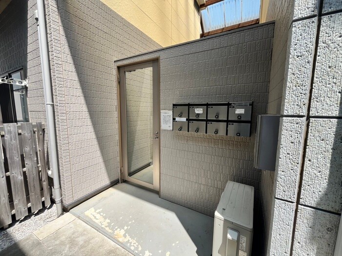 物件外観写真2　(エントランス部分)