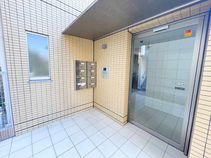 物件外観写真3　(エントランス部分)