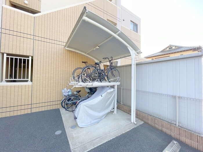 物件外観写真4　(駐輪場)
