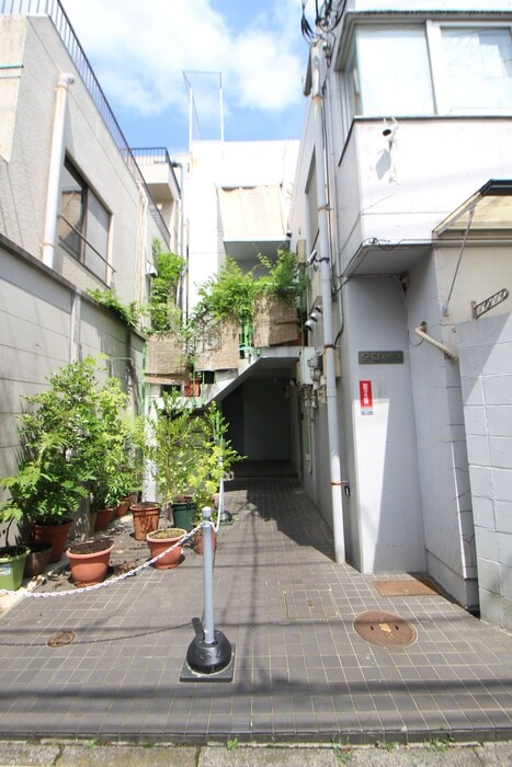 物件外観写真3　(エントランス部分)