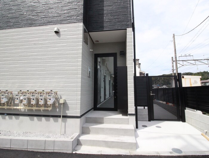 物件外観写真2　(エントランス部分)