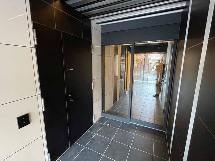 物件外観写真3　(エントランス部分)