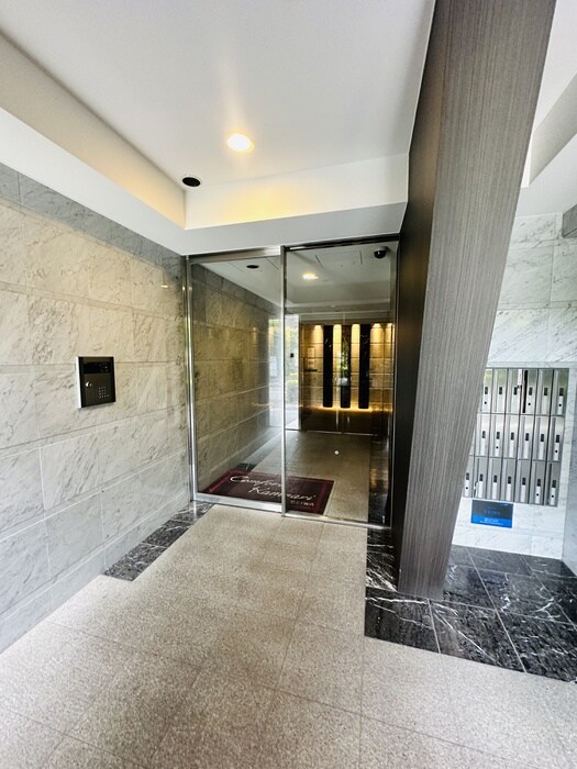 物件外観写真3　(エントランス部分)