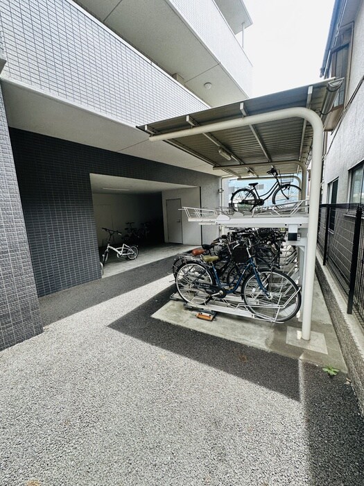 物件外観写真4　(駐輪場)