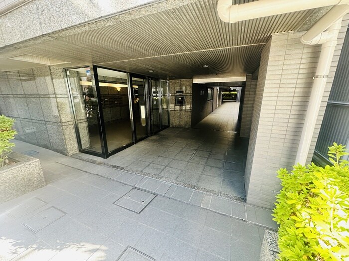 物件外観写真2　(エントランス部分)