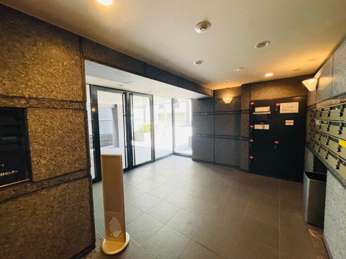 物件外観写真6　(エントランス部分)