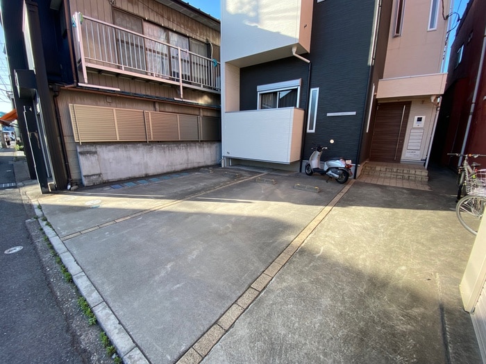 物件外観写真4　(駐車場)