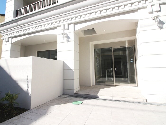 物件外観写真2　(エントランス部分)