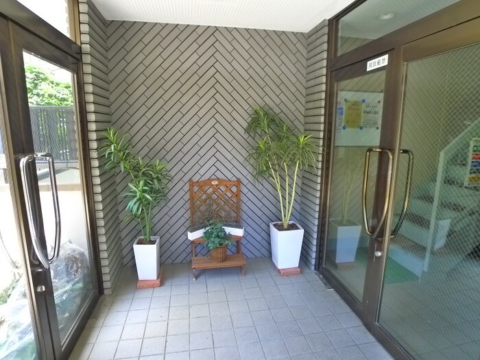 物件外観写真2　(エントランス部分)