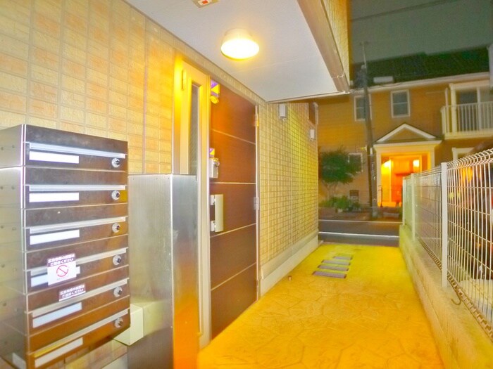 物件外観写真4　(エントランス部分)