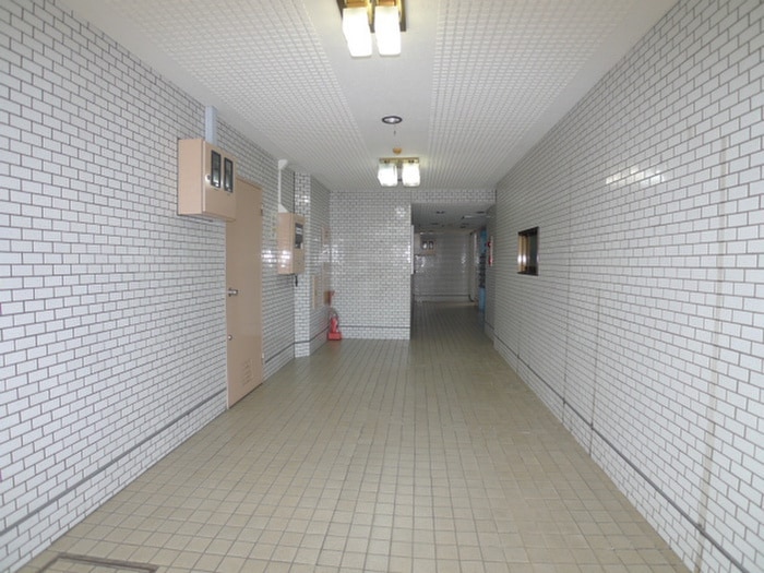 物件外観写真6　(エントランス部分)