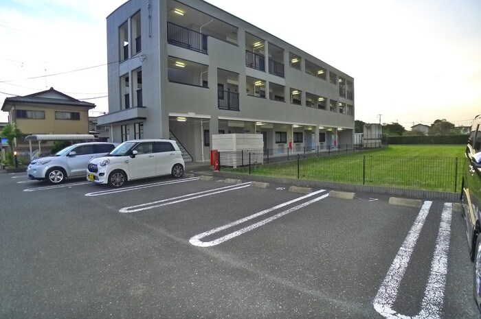 物件外観写真2　(駐車場)