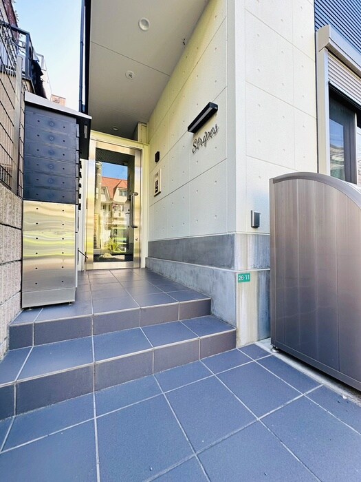 物件外観写真2　(エントランス部分)