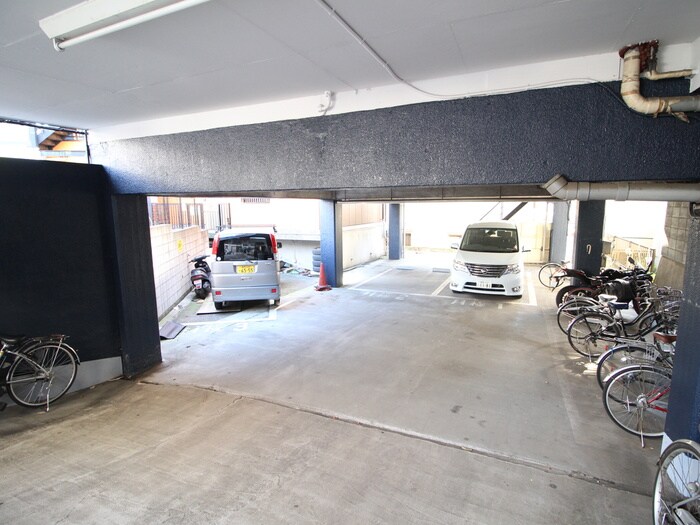 物件外観写真6　(駐車場)