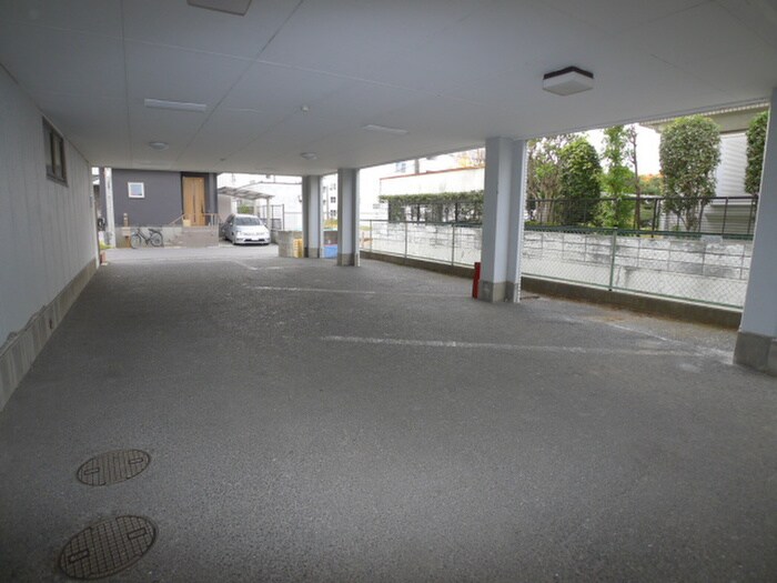 物件外観写真4　(駐車場)