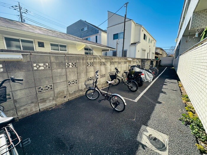 物件外観写真3　(駐輪場)