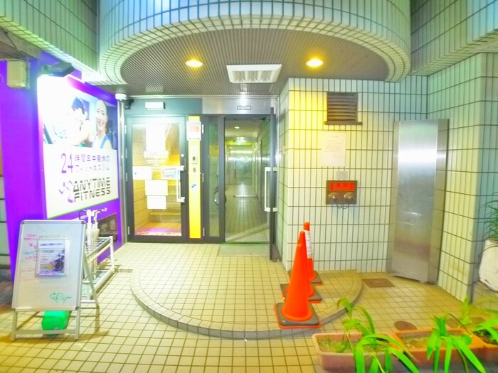 物件外観写真2　(エントランス部分)