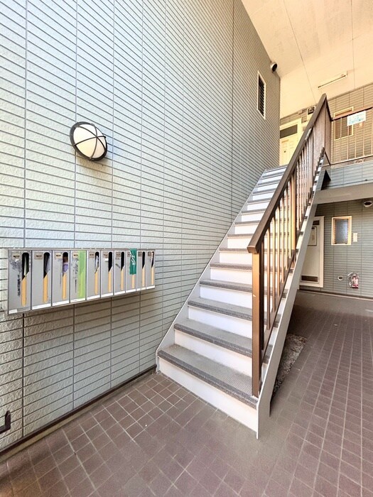 物件外観写真2　(エントランス部分)