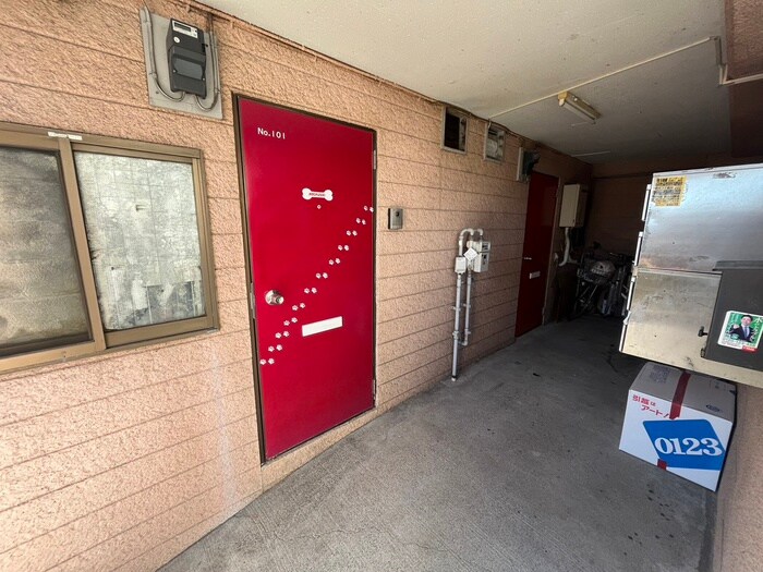 物件外観写真4　(エントランス部分)