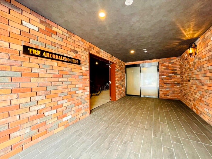 物件外観写真2　(エントランス部分)