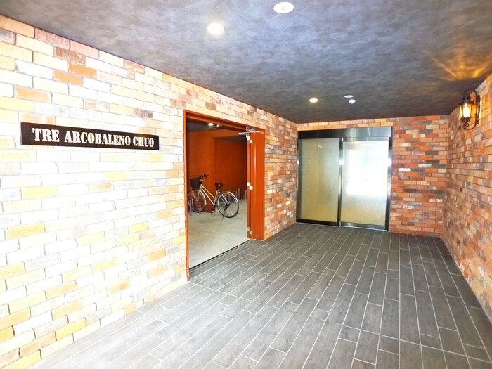 物件外観写真6　(エントランス部分)