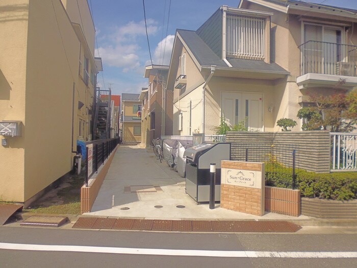 物件外観写真2　(エントランス部分)