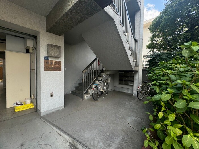 物件外観写真3　(エントランス部分)