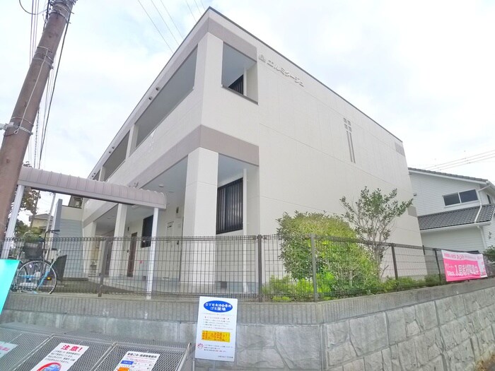 物件外観写真6　(エントランス部分)