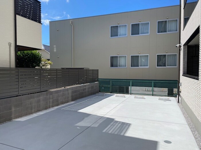 物件外観写真2　(駐車場)