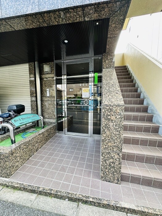 物件外観写真5　(エントランス部分)